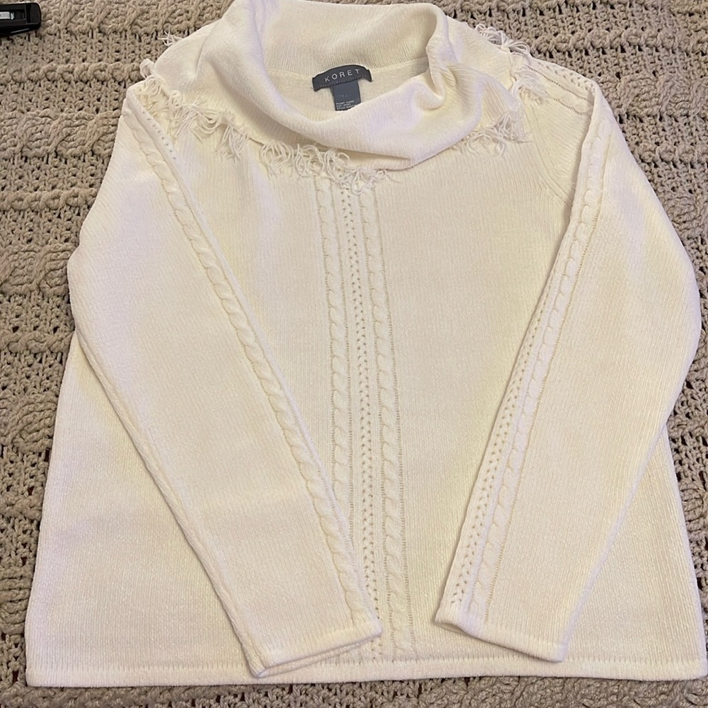 KORET TURTLE/COWL NECK WHITE SWEATER‎ WOMEN’S S crochet & fringe accent designs.